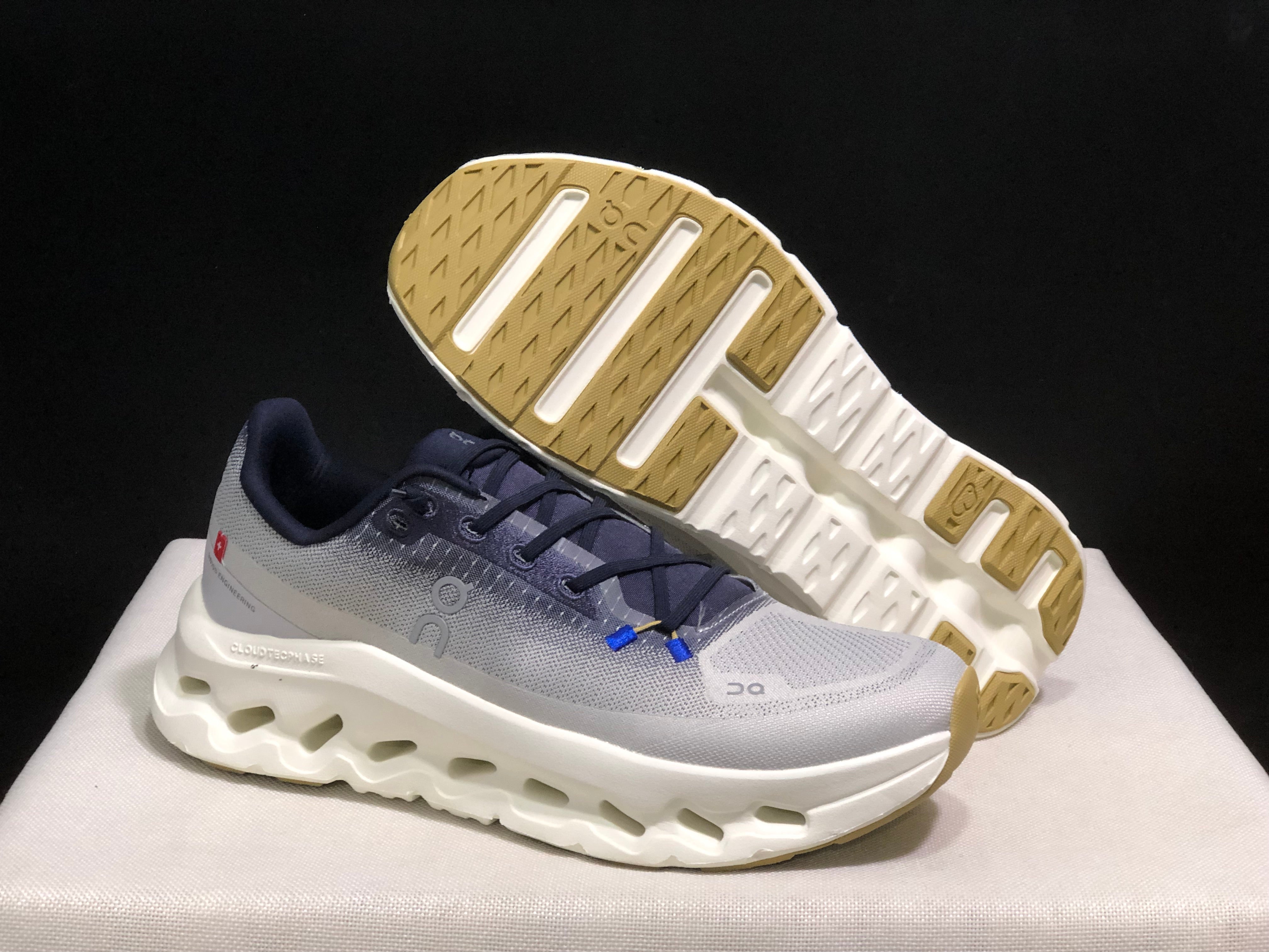 On Cloudtilt 'Midnight Ivory'